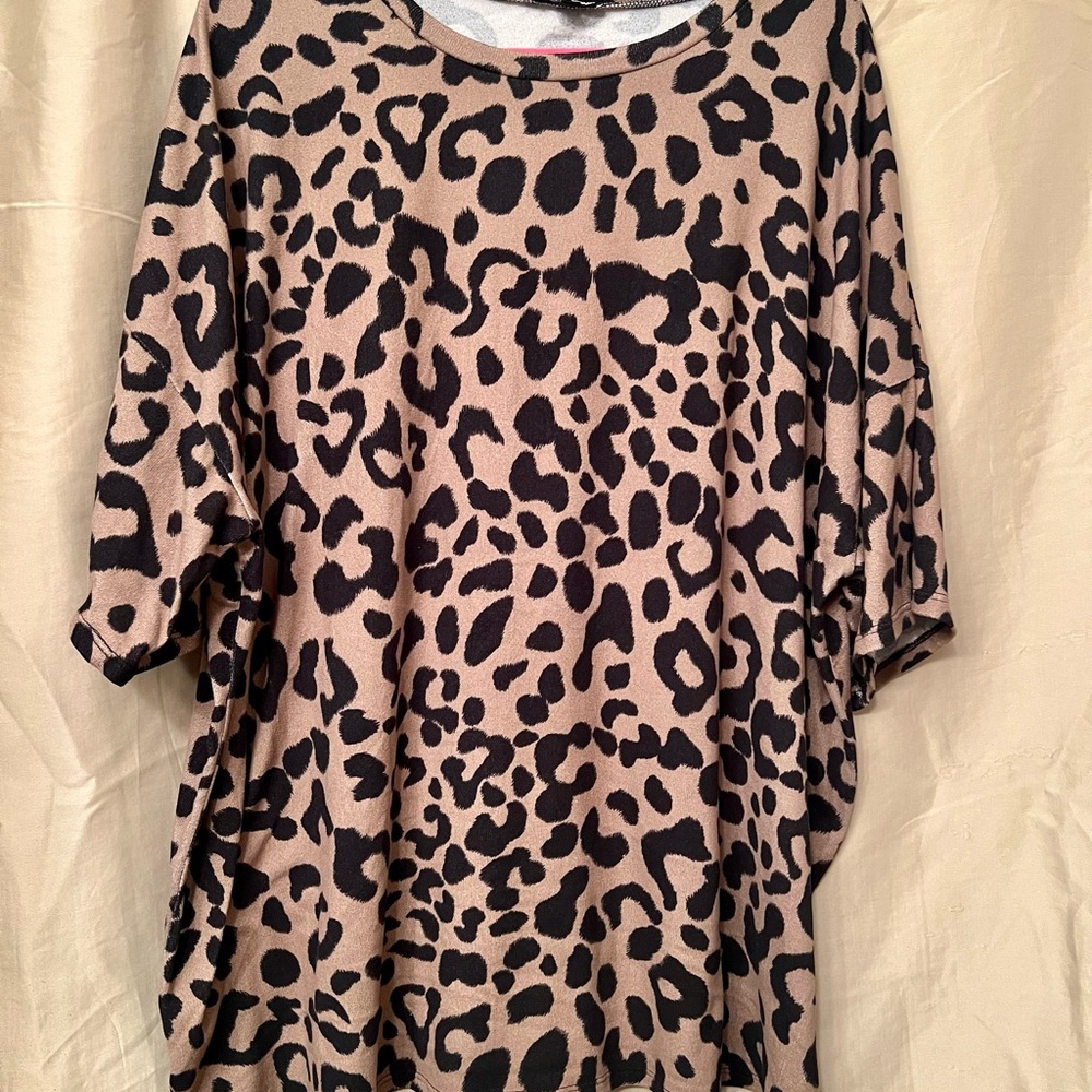 Fashion Nova Black and Tan Leopard Print Short Sleeve Top
